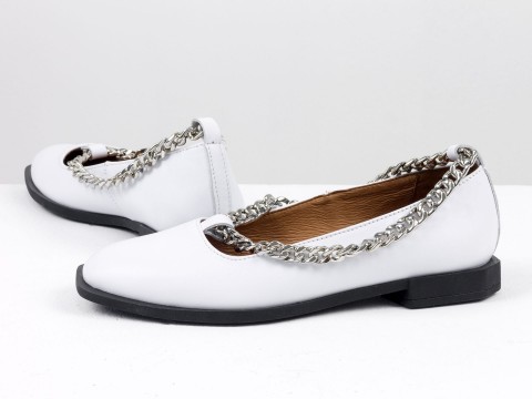 Туфли из итальянской кожи белого цвета на низком ходу с сербряной цепочкой, Т-2111-03