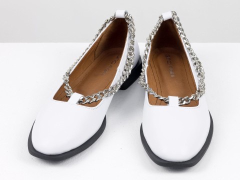 Туфлі з італійської шкіри білого кольору на низькому ходу з срібним ланцюжком, Т-2111-03