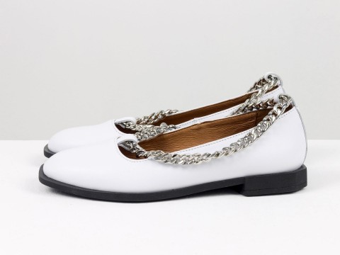 Женские белые туфли на низком ходу из натуральной кожи с  серебряной цепочкой, Т-2111-03