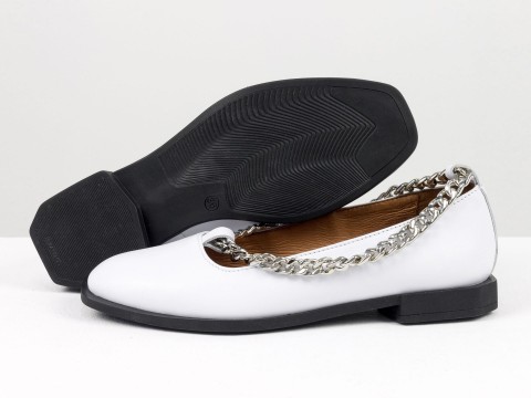 Туфлі з італійської шкіри білого кольору на низькому ходу з срібним ланцюжком, Т-2111-03