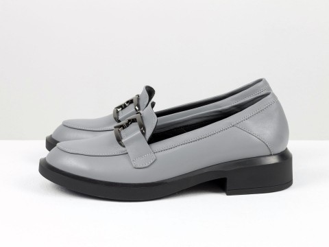 Жіночі туфлі-лофери з натуральної шкіри сірого кольору з ланцюжком, Т-2210-01