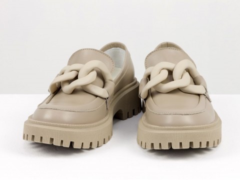 Жіночі туфлі на тракторній підошві з натуральної шкіри бежевого кольору з ланцюжком, Т-2052-11