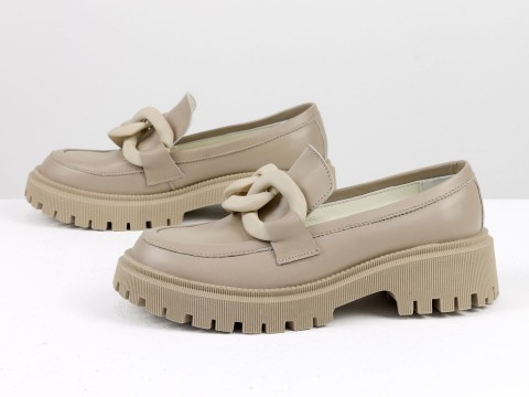 Жіночі туфлі на тракторній підошві з натуральної шкіри бежевого кольору з ланцюжком, Т-2052-11