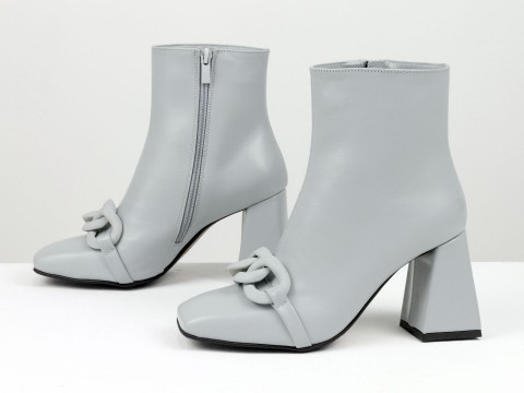 Женские монохромные ботинки серого цвета из натуральной кожи с фурнитурой, Б-2206-01