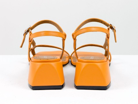 Дизайнерські помаранчеві босоніжки на обтяжних підборах з натуральної італійської шкіри.