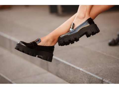 Жіночі туфлі на підошві з натуральної лакової шкіри, Т-2052-07
