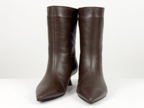 Жіночі коричневі шкіряні черевики на маленьких підборах “Kitten Heel” Gino Figini