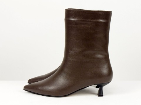 Жіночі коричневі шкіряні черевики на маленьких підборах “Kitten Heel” Gino Figini