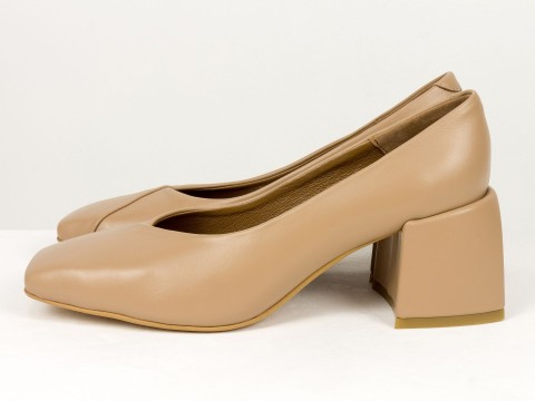 Дизайнерские туфли на невысоком обтяжном каблуке из натуральной итальянской кожи цвета капучино  Gino Figini