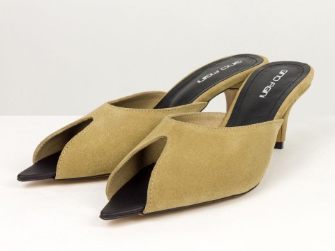 Мюлі жіночі замшеві бежевого кольору на низьких підборах Gino Figini, фото 3