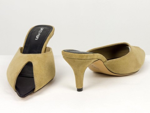 Мюлі жіночі замшеві бежевого кольору на низьких підборах Gino Figini, фото 7