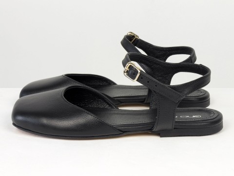 Мінімалістичні босоніжки з натуральної шкіри у чорному кольорі з фіксацією на п’ятці Gino Figini