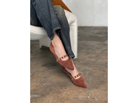 Жіночі балетки карамельного кольору з натуральної  замші та ремінцем 