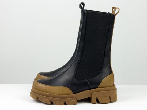 Дизайнерские высокие  ботинки "челси" в сочетании  черной и карамельной натуральной кожи с резинкой на тракторной подошве, Б-2230-02