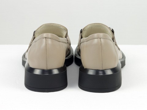 Туфлі-лофери з італійської шкіри бежевого кольору з ланцюжком, Т-2210-03