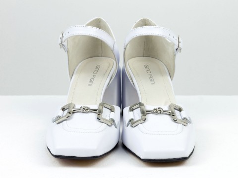 Дизайнерские босоножки на невысоком обтяжном  каблуке из натуральной итальянской кожи белого цвета с серебряной фурнитурой, С-2211/1-01