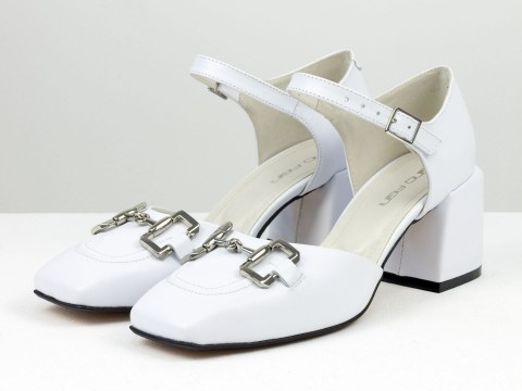 Дизайнерські босоніжки на невисокому каблучці з натуральної італійської шкіри білого кольору зі срібною фурнітурою, С-2211-09
