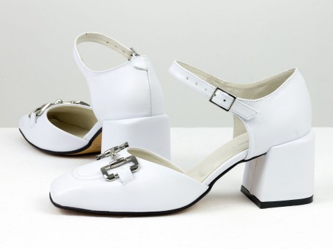 Дизайнерські босоніжки на невисокому каблучці з натуральної італійської шкіри білого кольору зі срібною фурнітурою, С-2211-09