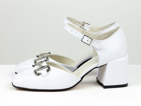 Дизайнерские босоножки на невысоком  обтяжном каблуке из натуральной итальянской кожи белого цвета с серебряной фурнитурой, С-2211/1-01
