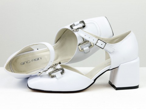 Дизайнерські босоніжки на невисокому каблучці з натуральної італійської шкіри білого кольору зі срібною фурнітурою, С-2211/1-01