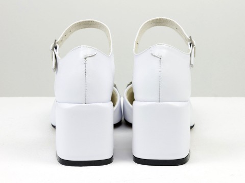 Дизайнерские босоножки на невысоком обтяжном  каблуке из натуральной итальянской кожи белого цвета с серебряной фурнитурой, С-2211-09