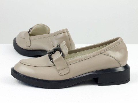 Туфли-лоферы из итальянской кожи бежевого цвета с цепочкой, Т-2210-03