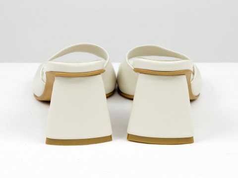 Дизайнерські шльопанці молочного кольору на обтяжних підборах з натуральної італійської шкіри.