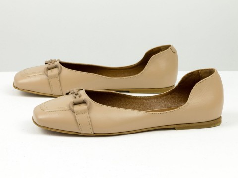 Літні туфлі з італійської шкіри кольору капучіно на низькому ходу з цепочкою попереду , Т-2227-01
