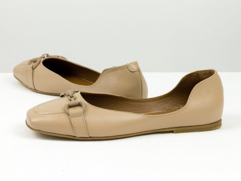 Літні туфлі з італійської шкіри кольору капучіно на низькому ходу з цепочкою попереду , Т-2227-01