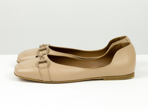 Женские туфли на низком ходу из натуральной кожи цвета капучино с фурнитурой в тон кожи, Т-2227-01