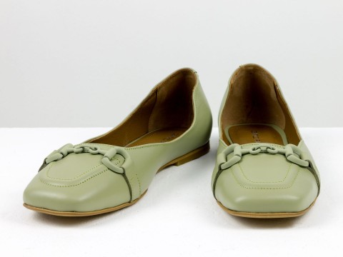 Літні туфлі з італійської шкіри оливкового кольору на низькому ходу з ланцюжком попереду , Т-2227-03