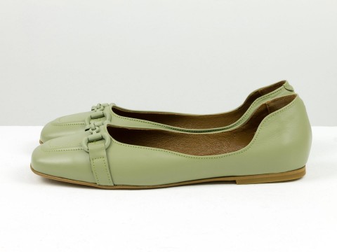 Жіночі туфлі на низькому ходу з натуральної шкіри оливкового кольору з фурнітурою в тон шкіри, Т-2227-03