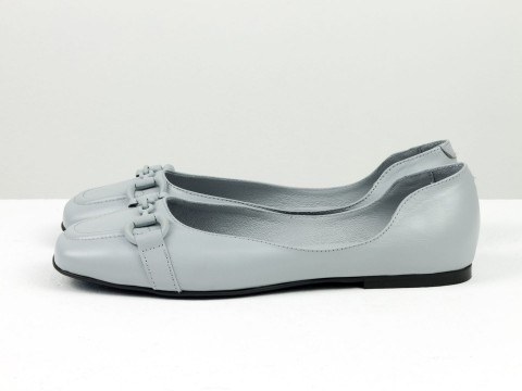 Жіночі туфлі на низькому ходу з натуральної шкіри світло-сірого кольору з фурнітурою в тон шкіри, Т-2227-04