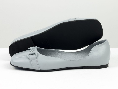 Літні туфлі з італійської шкіри світло-сірого кольору на низькому ходу з ланцюжком попереду, Т-2227-04