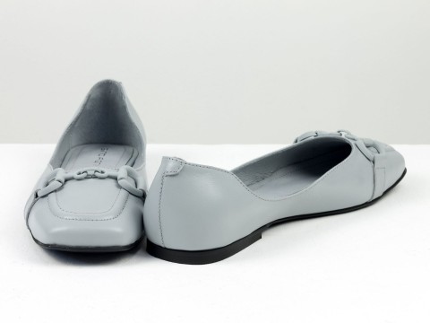 Літні туфлі з італійської шкіри світло-сірого кольору на низькому ходу з ланцюжком попереду, Т-2227-04