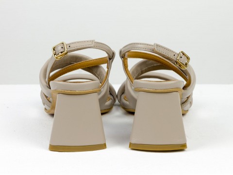 Дизайнерские  бежевые туфли на невысоком обтяжном каблуке  из натуральной итальянской кожи