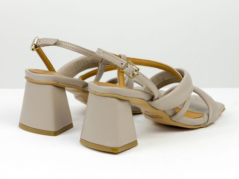 Дизайнерські бежеві туфлі на невисокому обтяжному підборы з натуральної італійської шкіри