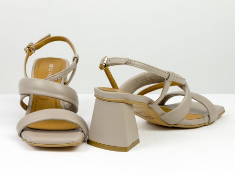 Дизайнерские  бежевые туфли на невысоком обтяжном каблуке  из натуральной итальянской кожи