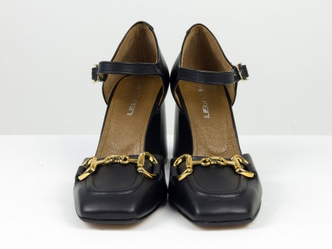 Дизайнерские черные  босоножки на необтяжном каблуке из натуральной итальянской кожи с золотой фурнитурой, С-2211-08