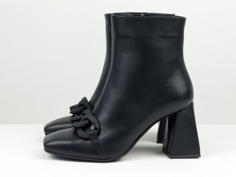 Женские монохромные ботинки чёрного цвета из натуральной кожи с фурнитурой, Б-2206-02