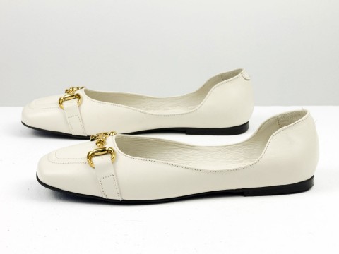 Літні туфлі з італійської шкіри молочного кольору на низькому ходу із золотим ланцюжком спереду , Т-2227-05