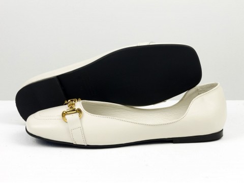 Літні туфлі з італійської шкіри молочного кольору на низькому ходу із золотим ланцюжком спереду , Т-2227-05