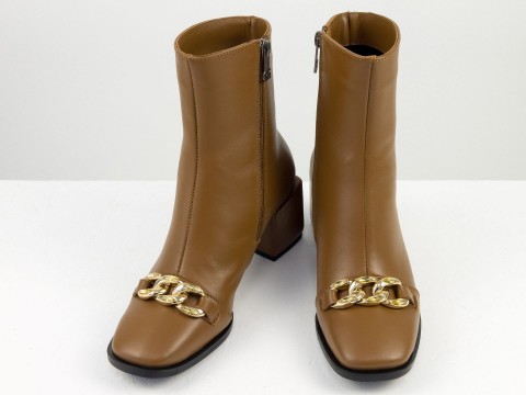 Жіночі черевики з натуральної карамельної шкіри на квадратному обтяжному підборі з фурнітурою попереду, Б-2086-09