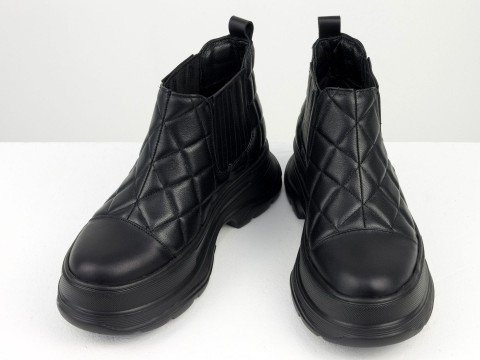 Жіночі черевики з натуральної м'якої  стьоганої шкіри чорного кольору на потовщеній підошві
