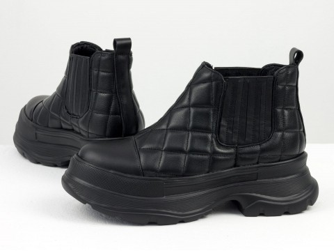 Жіночі черевики з натуральної м'якої  стьоганої шкіри чорного кольору на потовщеній підошві