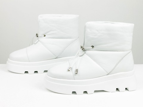 Жіночі черевики з натуральної м'якої ї стьоганої шкіри білого кольору на полегшеній підошві