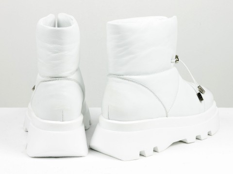 Жіночі черевики з натуральної м'якої ї стьоганої шкіри білого кольору на полегшеній підошві