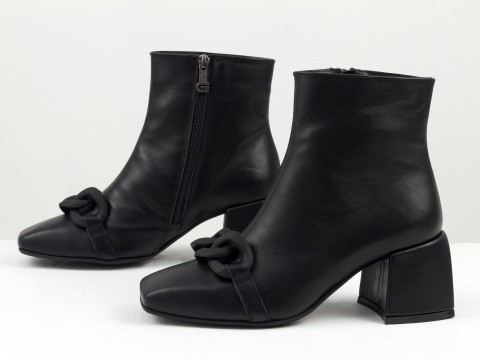 Жіночі монохромні черевики чорного кольору з натуральної шкіри з фурнітурою, Б-2207-03