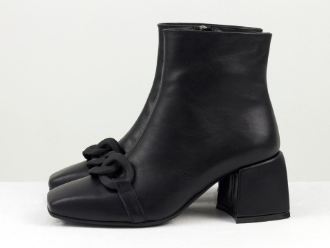 Женские монохромные ботинки черного цвета из натуральной кожи с фурнитурой, Б-2207-03