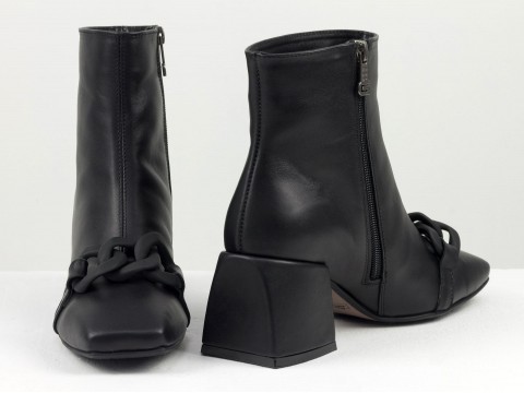 Жіночі монохромні черевики чорного кольору з натуральної шкіри з фурнітурою, Б-2207-03